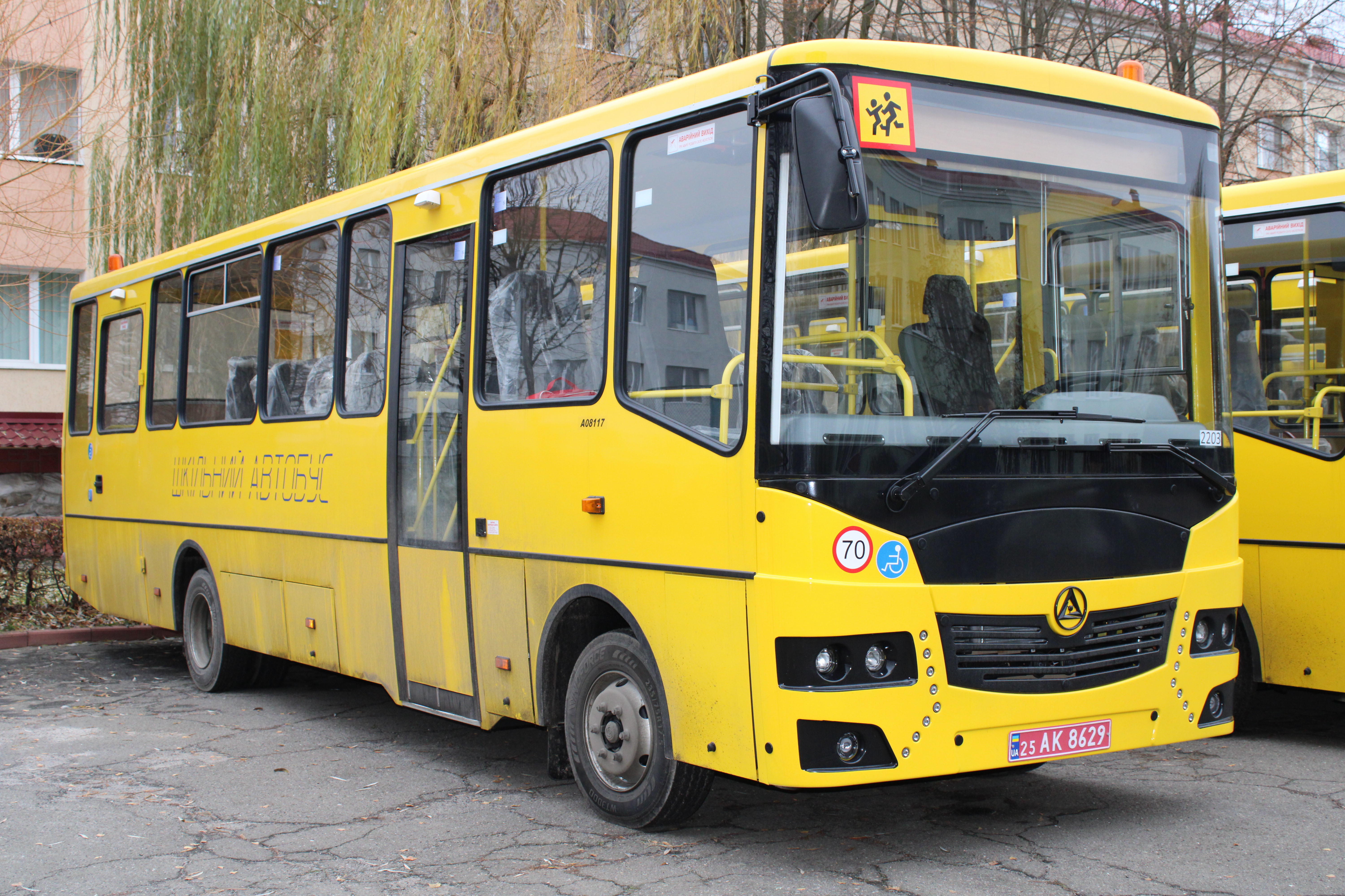 Шкільний жовтий автобус