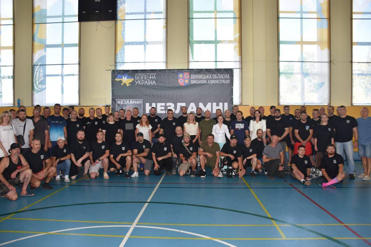 Група людей у спортзалі