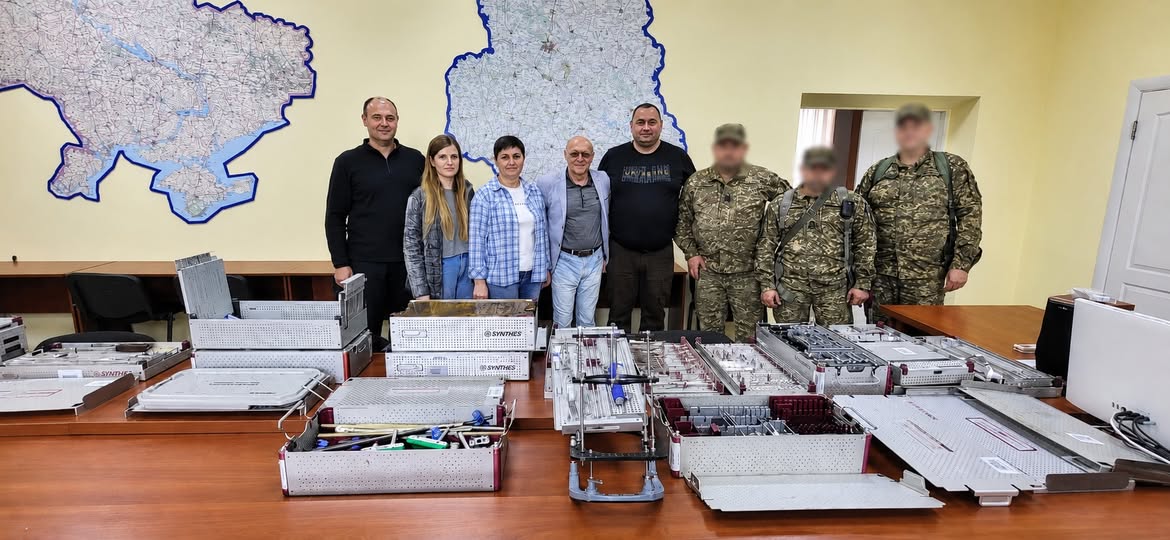 Передача медінструментів
