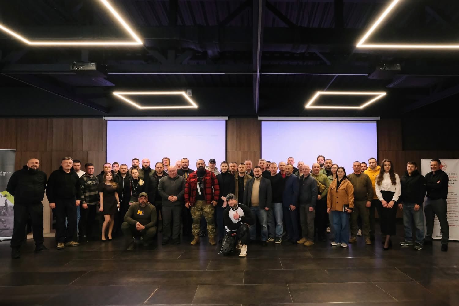 група людей фотографується у залі