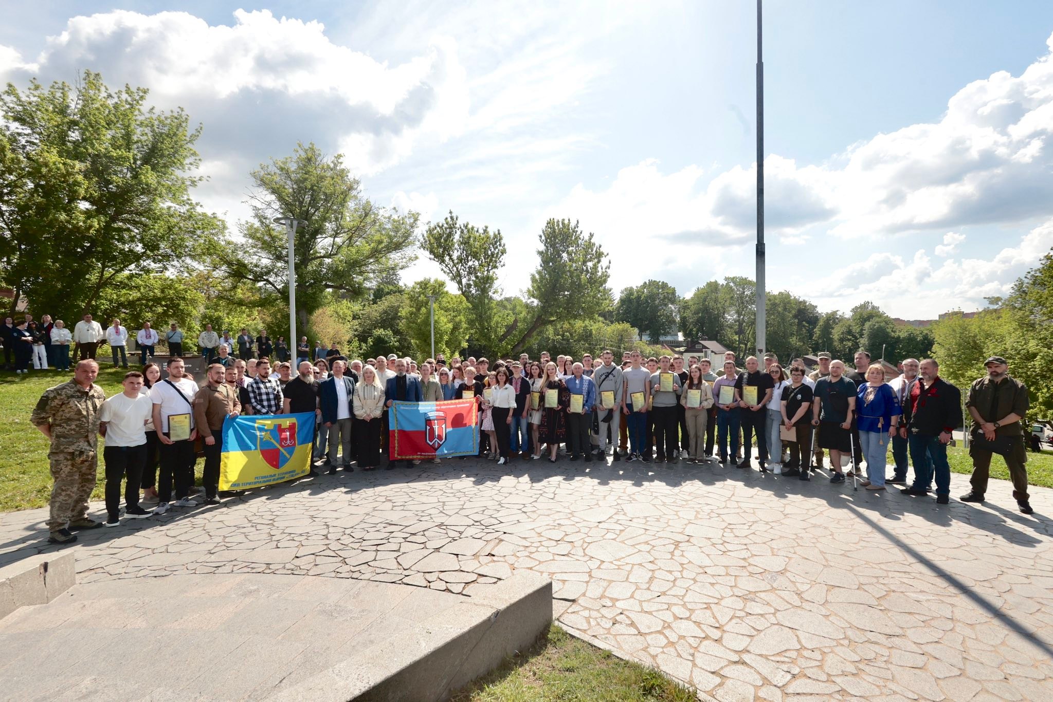 На Замковій горі у Вінниці перші особи області вручили сертифікати випусникам курсу підготовки до нацспротиву