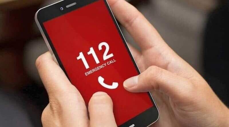 Смартфон в руках, а на екрані номер 112