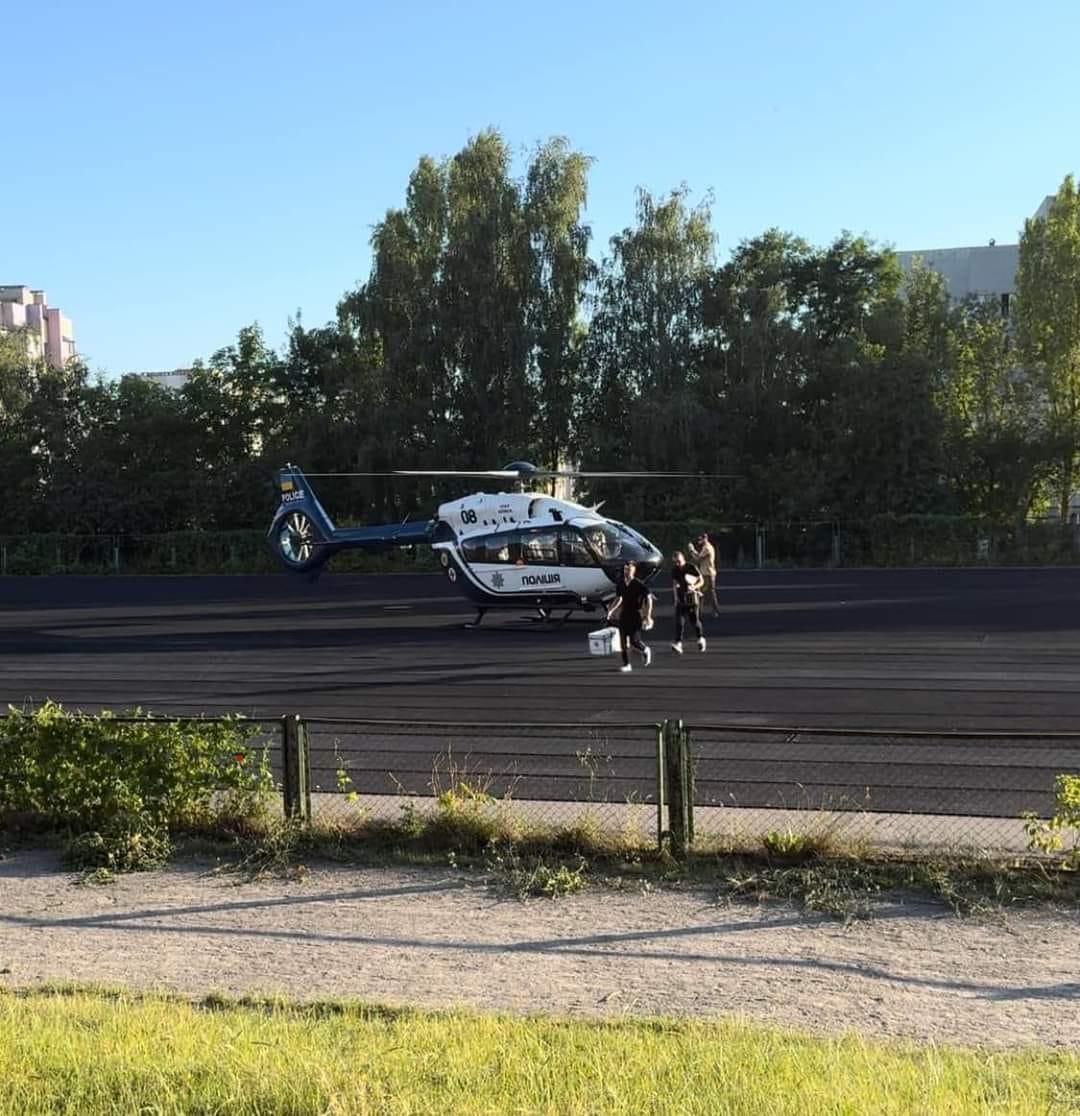 Вертоліт піднімається в повітря.