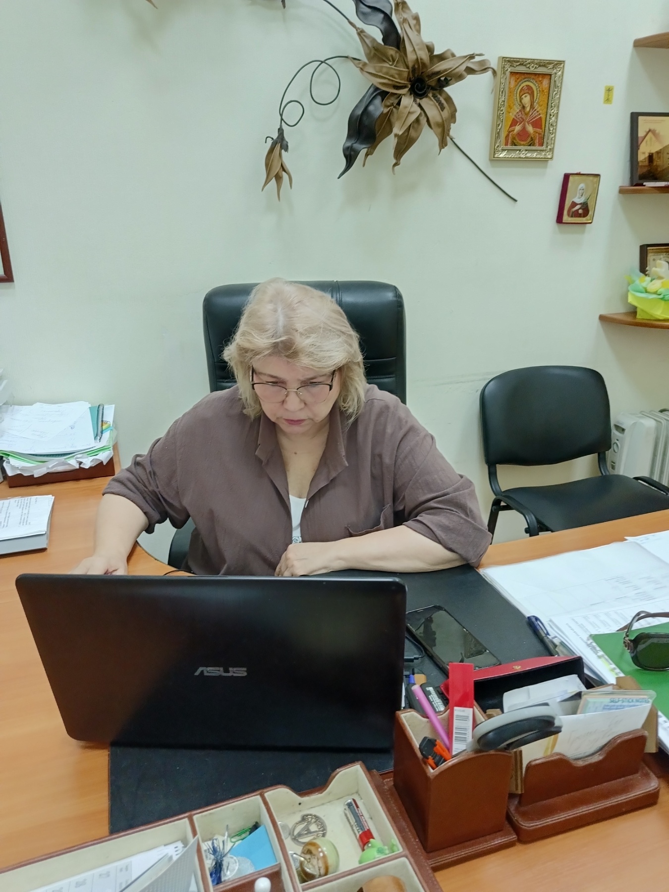 жінка за столом