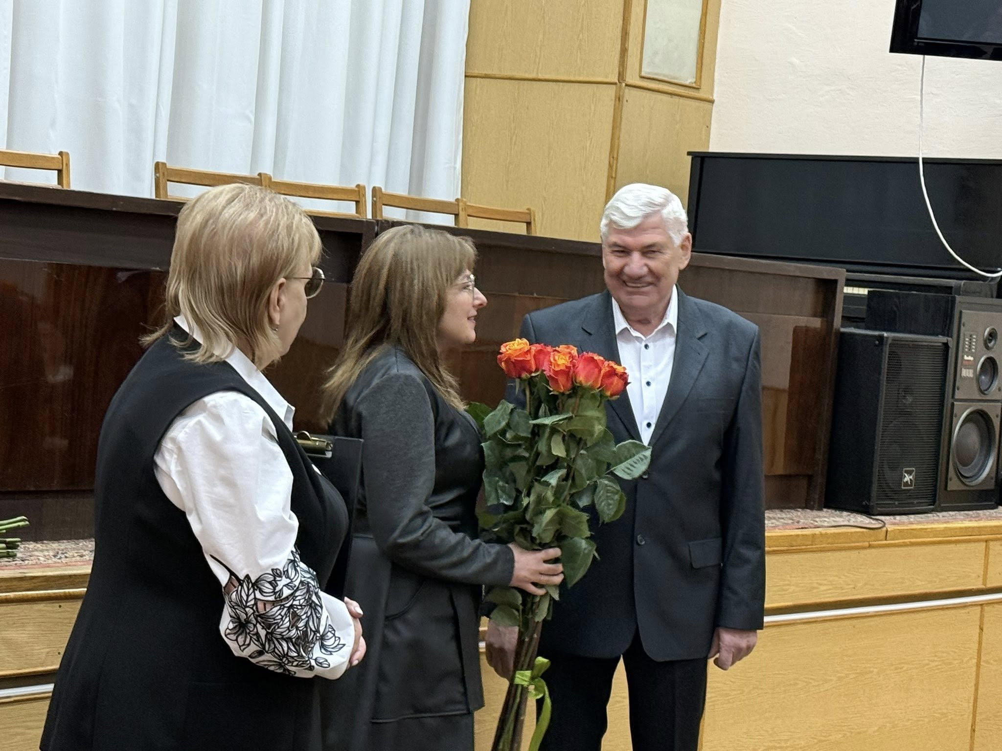 Заступниця директора департаменту Тетяна Бондаренко привітала Олександра Турського з 70-річчям