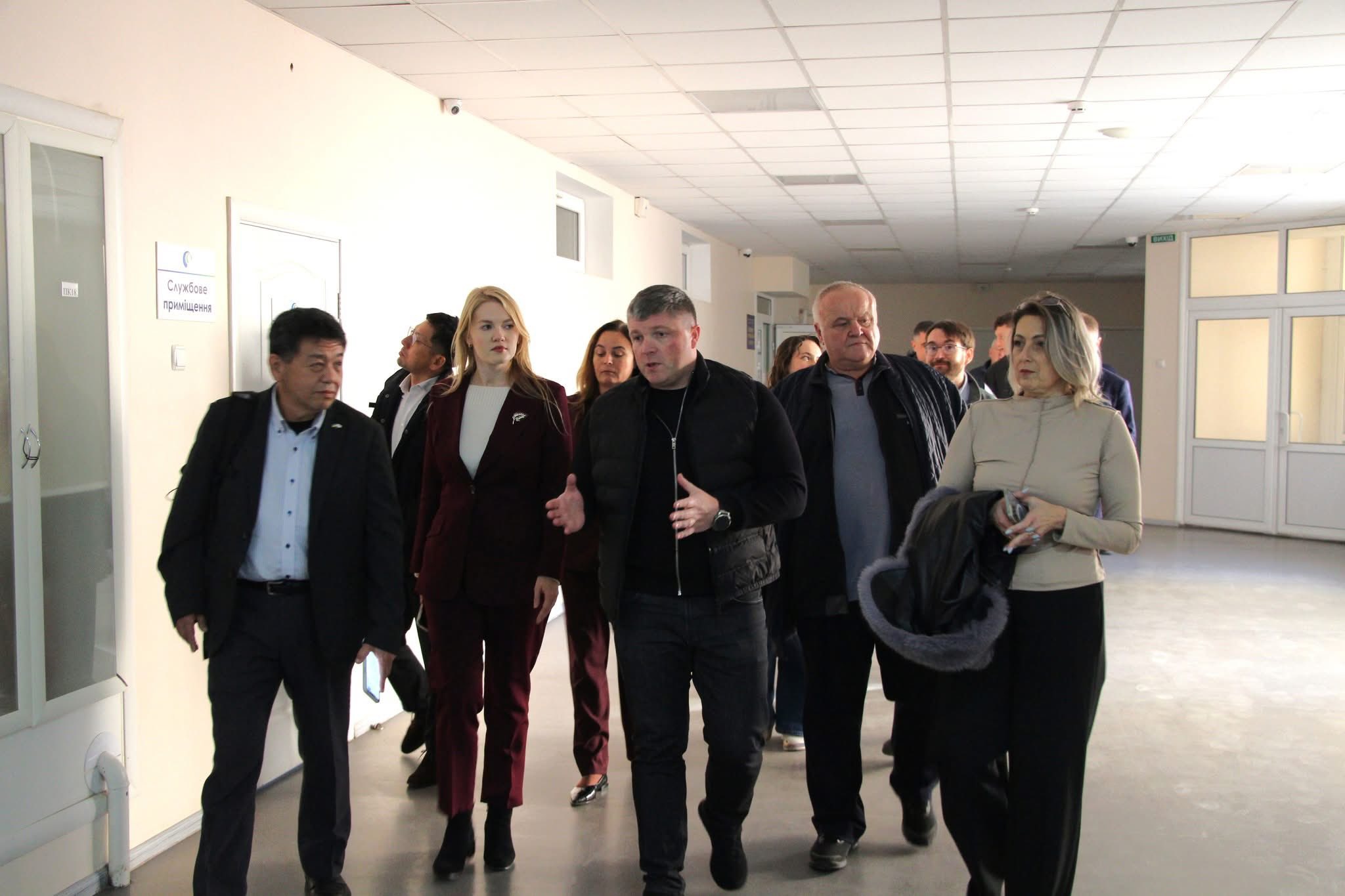 Представники японських компаній ознайомилися з інфраструктурою лікарні ім. Пирогова