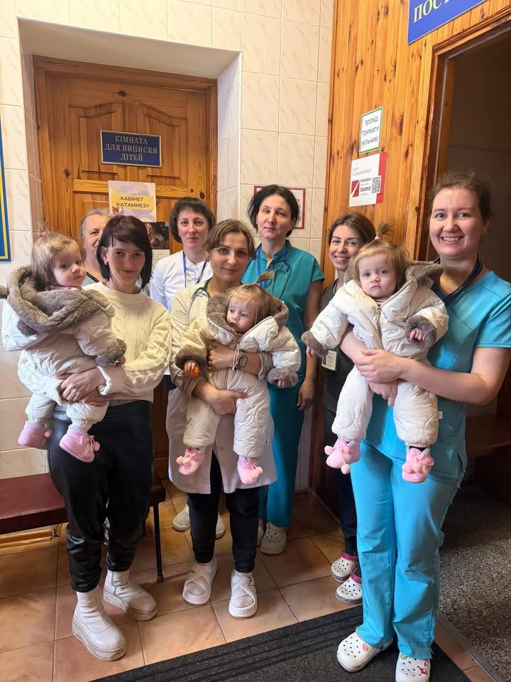 Родина з передчасно народженою трійнею відвідала катамнез у Вінницькому обласному перинатальному центрі обласної клінічної лікарні ім. М. І. Пирогова 