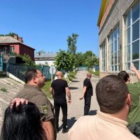 Керівник Департаменту ЦЗ з іншими фахівцями оцінюють рівень пошкоджень будівлі