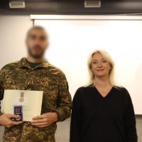 Перша заступниця Начальника ОВА Наталя Заболотна та військовий, який отримав нагороду