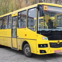 Шкільний жовтий автобус.