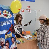 Жінка отримує консультацію на локації Національного ярмарку вакансій