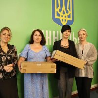 Перша заступниця Начальника Вінницької обласної військової адміністрації Наталя Заболотна та директорка департаменту охорони здоров’я та реабілітації Ольга Задорожна передали сімейним лікарям ноутбуки.