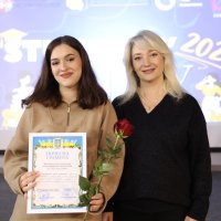 Перша заступниця Начальника ОВА Наталя Заболотна та учасниця заходу під час нагородженння