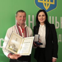 народна депутатка України Ірина Борзова та учасник нагородження