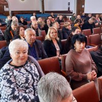 Зала заповнена людьми
