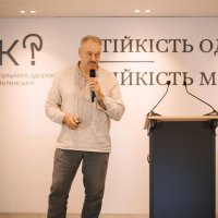 Спікер виступає перед публікою