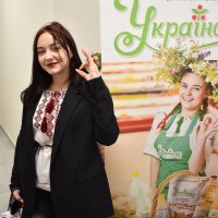 Дівчина біля стенду