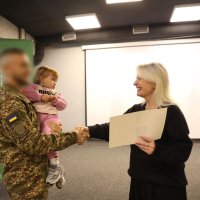 Перша заступниця Начальника ОВА Наталя Заболотна та військовий, який отримав нагороду