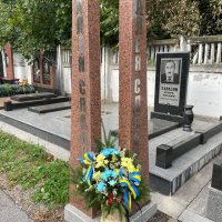 квіткова композиція біля пам'ятного знаку на Алеї Слави