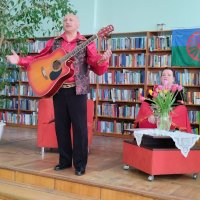  Фото чоловіка та жінки під час виступу