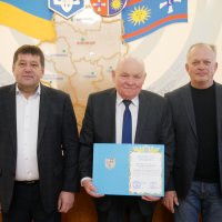 заступник Начальника ОВА Сергій Здітовецький, перший заступник голови обласної Ради Володимир Кістіон та учасник заходу під час нагородження