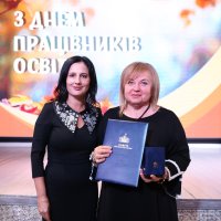 Народна депутатка України Ірина Борзова та учасниця заходу, яка отримала нагороду