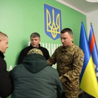 заступник Начальника ОВА Олександр Піщик та військовий вручають державні нагороди членам родин загиблих героїв