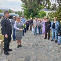  Фото чоловіків та жінок при покладанні 