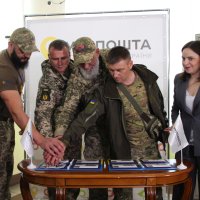 Директорка з розвитку мережі Вінницького регіону «Укрпошта» Оксана Шабанова, військовослужбовці сухопутних військ ЗСУ