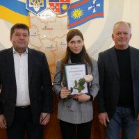 заступник Начальника ОВА Сергій Здітовецький, перший заступник голови обласної Ради Володимир Кістіон та учасниця заходу під час нагородження