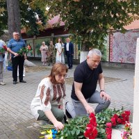 Заступник Начальника ОВА Андрій Кавунець разом з медичною спільнотою, військовослужбовцями та громадськістю вшанували хвилиною мовчання медичних працівників, які ціною власного життя рятували життя захисникам України.