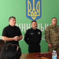 заступник Начальника ОВА Олександр Піщик, заступник начальника Департаменту поліції особливого призначення ОШБ НПУ «Лють» В’ячеслав Вусінський та Начальник ГУНП у Вінницькій області Юрій Пархоменко