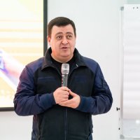 заступник Начальника ОВА Андрія Кавунця з мікрофоном у залі на фоні екрана