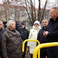 Перша заступниця Начальника ОВА Наталя Заболотна та учасники зустрічі під час передачі автобусів