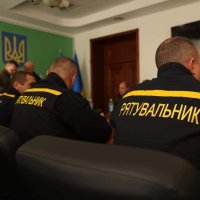 рятувальники в залі засідань