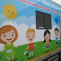 автомобіль обладнаний підйомником для перевезення людей на інвалідному візку