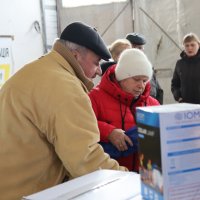 Переселенці отримують гуманітарну допомогу 