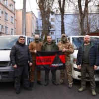 Начальник ОВА Сергій Борзов та бійці спеціального підрозділу ГУР «KRAKEN» під час передачі авто