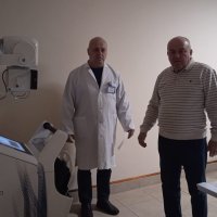 Люди у приміщенні лікарні
