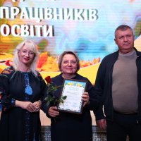 Перша заступниця Начальника ОВА Наталя Заболотна, голова Вінницької обласної Ради Вячеслав Соколовий та учасниці заходу, яка отримала нагороду