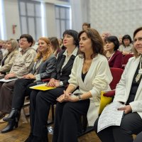 Люди сидять у залі