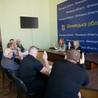 Засідання обласної комісії з реабілітації при облдержадміністрації. Люди сидять за круглим столом