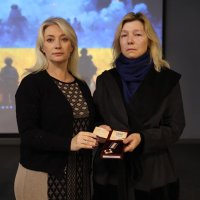 Перша заступниця Начальника ОВА Наталя Заболотна та жінка у залі