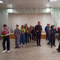 Діти у залі грають у рухливі ігри з м'ячем.