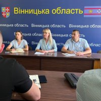 Директор Департаменту інформаційної діяльності та комунікацій з громадськістю ОВА Світлана Юзвак та учасники засідання