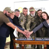 Заступник начальника ОВА Олександр Піщик, заступник міського голови Андрій Шпортун, директорка з розвитку мережі Вінницького регіону «Укрпошта» Оксана Шабанова, військовослужбовці сухопутних військ ЗСУ