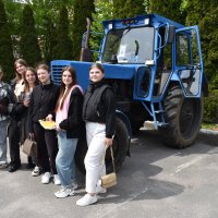 Дівчата біля трактора під час Національного ярмарку вакансій