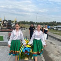 Народна депутатка України Ірина Борзова та дівчата в українському вбранні під час покладання квітів на Алеї Слави