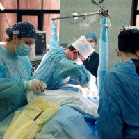Операційна заповнена медичними працівниками