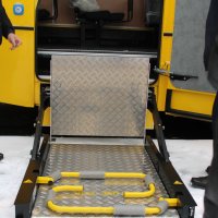 Фото підйомника у шкільному автобусі